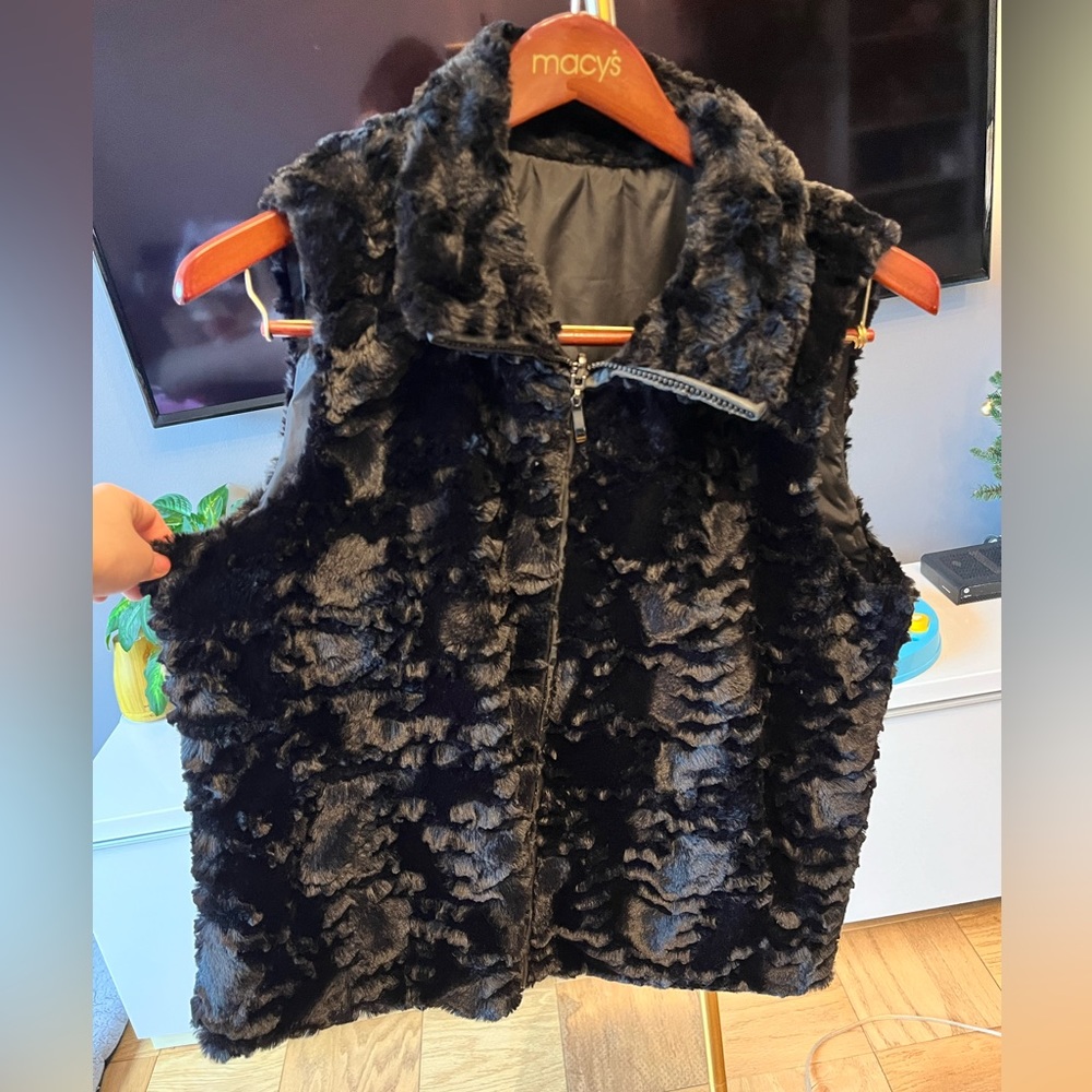 Black fuzzy vest no tags but fits as a size M